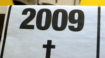 Laiks skrien ātri - brīdinot par preses industrijas apdraudējumu, visi lielākie Latvijas laikraksti 2008.gada 11.decembrī iznāca sēru noformējumā - uz avīžu vākiem publicēts uzraksts "Prese 2009", zem kura attēlots melns krusts uz balta fona. Pēc trīs gadiem - 2012.gadā - avīzes sestdienās vairs neiznāk. Kas būs turpmāk? Foto: Evija Trifanova, LETA