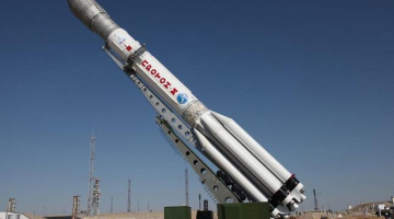Raķete "Proton-M" pirms nelaimīgā starta. Foto: EPA/LETA