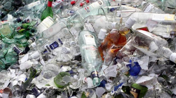 Sasistas nelegālā alkohola pudeles. Foto: Edijs Pālens, LETA