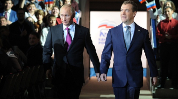 Krievijas prezidents Dmitrijs Medvedevs un premjerministrs Vladimirs Putins 24.septembrī valdošās partijas "Vienotā Krievija" kongresā, kurā Medvedevs lūdzis Putinu atkārtoti kļūt par Krievijas prezidentu. FOTO: AFP/LETA