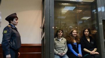 "Pussy Riot" dalībnieces slēgtajā tiesas būrī. Foto: AFP/LETA