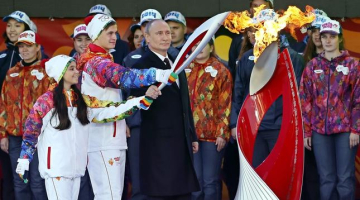 Krievijas prezidents Vladimirs Putins svinīgā ceremonijā iededzina olimpisko uguni. Foto: EPA/LETA