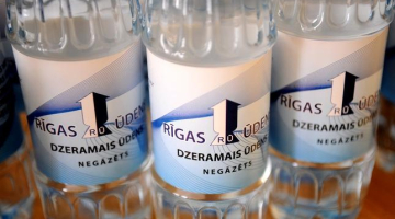 "Rīgas ūdens" dzeramais ūdens pudelēs. Foto: Lita Krone, LETA
