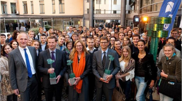 Atklāšanas brīdī REA pagalmā no kreisās - REA rektors Anders Palzovs, SEB bankas vadītājs Ainārs Ozols, „Swedbank” Baltijas vadītāja Birgite Bonnesena, „Nordea” bankas vadītājs Valdis Siksnis un REA studenti pie tēlnieka Edgara Kvjatkovska stikla skulptūras. Publicitātes foto