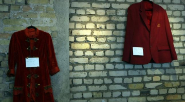 Simboliskas sarkanas žaketes - balvas - kustības "The Red Jackets" organizētajā Latvijas labāko eksportējošo uzņēmumu apbalvošanas pasākumā Latvijas Dzelzceļa vēstures muzejā. Foto: Edijs Pālens, LETA