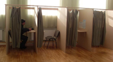 Balsošanas kabīnes referendumā Aglonā. Foto: Inga Nestere, F64