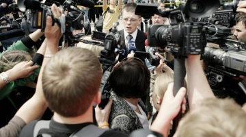 Einārs Repše žurnālistu ielenkumā. Foto: Jānis Saliņš, F64