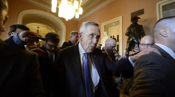 ASV Senāta demokrātu līderis Harijs Rīds žurnālistu ielenkumā. Foto: EPA/LETA