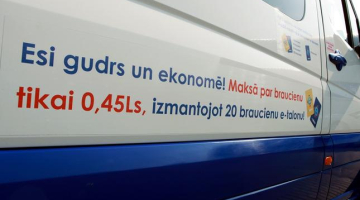 Informatīvs uzraksts uz uzņēmuma "Rīgas mikroautobusu satiksme" autobusa. Foto: Ieva Čīka, LETA