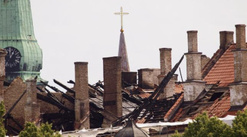 Rīgas pils jumts pēc ugunsgrēka. Foto: Ģirts Ozoliņš, F64