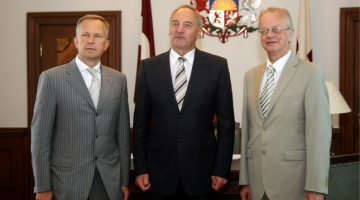 Valsts prezidents Andris Bērziņš (centrā, Latvijas Bankas prezidents Ilmārs Rimšēvičs (no kreisās) un Latvijas Zinātņu akadēmijas prezidents profesors Juris Ekmanis tikšanās laikā Rīgas pilī. Foto: Evija Trifanova, LETA