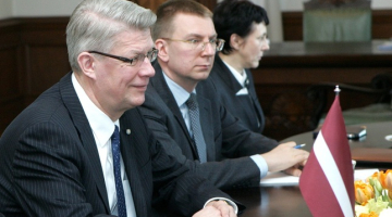 Valdis Zatlers (no kreisās) un Edgars Rinkēvičs. Foto: Ieva Čīka, LETA