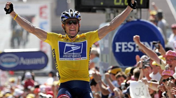 Lānss Ārmstrongs sportiskās uzvaras brīdī. Foto: AFP/LETA
