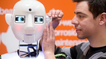 Hannoveres izstādē tiek pielabots robots humanoīds. Foto: EPA/LETA