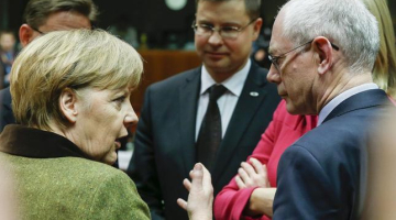 Apspriedē par ES budžetu Vācijas kanclere Angela Merkele, Hermanis van Rompejs un Valdis Dombrovskis. Foto: EPA/LETA