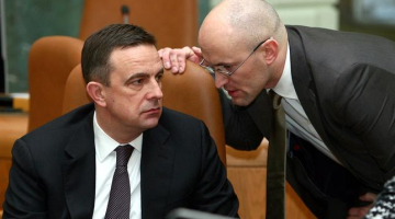 Satiksmes ministrs Aivis Ronis (no kreisās) un ekonomikas ministrs Daniels Pavļuts valdības sēdē. Foto: Dmitrijs Suļžics, F64