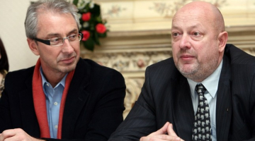 Latvijas Nacionālā teātra direktors Ojārs Rubenis (K) un bijušais Dailes teātra direktors Aivars Līnis (L). Foto: Agnese Gulbe, LETA