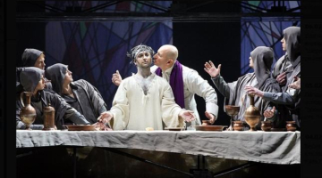 Skats no Novosibirskas operas teātrī iestudētās Leonarda Bernsteina "Mesas". Ekrānšāviņš no "Kommersant"
