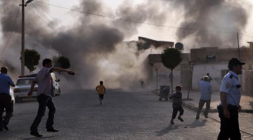 Cilvēki bēg pēc tam, Turcija atklāja pretuguni Sīrijai. Foto: EPA/LETA
