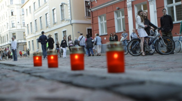 Piemiņas sveces pie Saeimas kā iedzīvotāju protests. Foto: Jānis Saliņš, F64