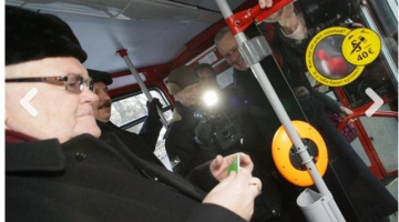 Tallinas mērs Edgars Savisārs izmēģina igauņu e-talonu. Ekrānšāviņš no ohtuleht.ee