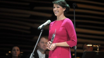 Akordeoniste Ksenija Sidorova ar balvu. Foto: Lita Krone, LETA