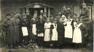 Pie Sieviešu Palīdzības korpusa tējnīcas Katlakalnā 1919. gada novembrī. Foto no LNVM krājuma.
