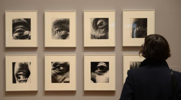Sieviešu acis Ņujorkas Modernās mākslas muzeja izstādē, ko veidojis fotogrāfs Bils Brants, "Bill Brandt: Shadow and Light". Foto: AFP/LETA