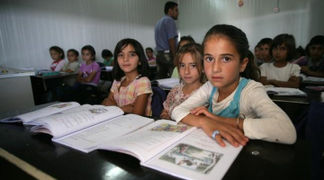 Sīrijas kurdu bērni bēgļu skolā netālu no Irākas pilsētas Dohukas. Foto: AFP/LETA