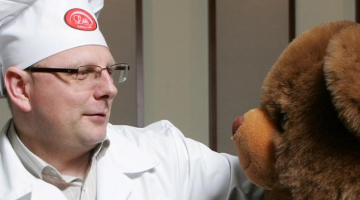 Uzņēmējs Normunds Skauģis kopā ar lāci. Foto: Raitis Plauks, F64