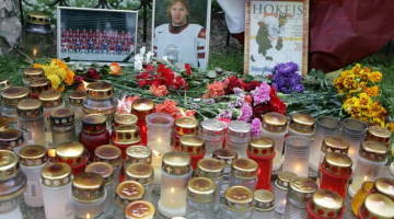 Fanu piemiņas sveces hokejistam Kārlim Skrastiņam. Foto: Edijs Pālens, LETA