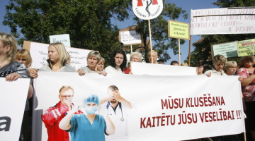 Piketētāji protestē pret finansējuma samzinājumu Kuldīgas slimnīcai. Foto: Mārtiņš Zilgalvis, F64
