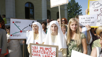Mediķi protestē pie Kuldīgas slimnīcas. Foto: Mārtiņš Zilgalvis, F64