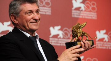 Aleksandrs Sokurovs ar Venēcijas Zelta lauvu. Foto: AFP/LETA