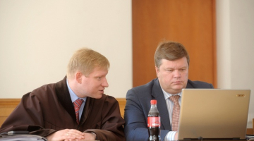 Advokāts Jānis Rozenbergs (no kreisās) un apsūdzētais Ansis Sormulis piedalās tiesas sēdē Rīgas apgabaltiesā. Foto: Evija Trifanova, LETA