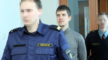 Aizturētais Gints Sorokins tiek konvojēts uz tiesu. Foto: Edijs Pālens, LETA