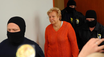 Bijusī Rīgas Dzīvokļu pārvaldes priekšniece Ārija Stabiņa KNAB vīru pavadībā dodas uz tiesas noklausīšanos. Foto: Evija Trifanova, LETA