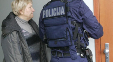 Ārija Stabiņa tiek konvojēta uz tiesu. Foto: Raitis Plauks, F64