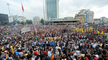 Protestētāji Tkasima laukumā Stambulā. Foto: AFP/LETA