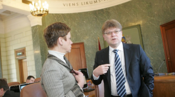 Sarmīte Ēlerte (no kreisās) un Aigars Štokenbergs valdības sēdē. Foto: Jānis Saliņš, F64