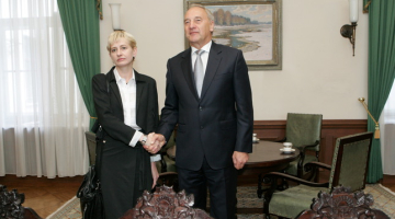 Juta Strīķe un prezidents Andris Bērziņš tikšanās laikā. Foto: Raitis Plauks, f64