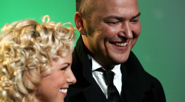 Kristaps Streičs (no labās) kopā ar dziedātāju Lieni Bronušu. Foto: Kristaps Kuhaļskis, F64