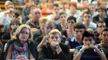 Franču studenti kopā ar vecākiem gaida reģistrāciju lauksaimniecības skolā. Foto: AFP/LETA