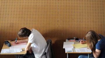 Studenti testā. Foto: AFP/LETA