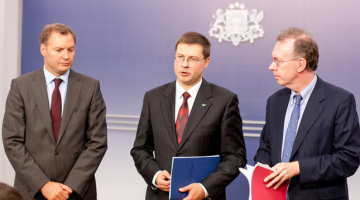 Ministru prezidents Valdis Dombrovskis (centrā), SVF misijas Latvijā vadītājs Marks Grifits un EK misijas vadītājs Latvijā Gabriels Gudiči preses brīfinga laikā. Foto: Valsts kanceleja
