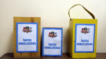 Balsošanas kastes tautas nobalsošanā. Foto: Edijs Pālens, LETA