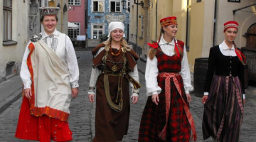 Tautmeitas Vecrīgā. Foto: Ieva Dāboliņa