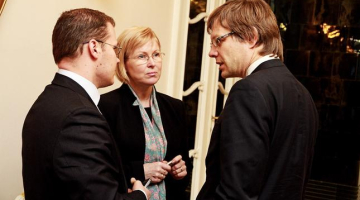 Valdības koalīcijas partneri VL-TB/LNNK pārstāvji Raivis Dzintars (no kreisās), Žaneta Jaunzeme-Grende un Einārs Cilinskis sarunā. Foto: Lauris Vīksne, F64
