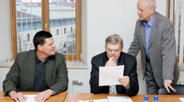 Kaspars Gerhards (K), Pēteris Tabūns (C), Juris Dobelis (L) TB/LNNK valdes sēdē. Foto: Ieva Čīka, LETA