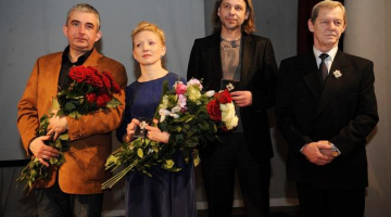 Jaunā Rīgas teātra aktieri Gudars Āboliņš (no kreisās) un Guna Zariņa, Dailes teātra galvenais režisors Dž.Dž.Džilindžers un Latvijas Nacionālās operas baleta mākslinieks, pedagogs un vadošais baleta repetitors Modris Cers ar Teātra dienas balvu svinīgajā pasākumā Eduarda Smiļģa Teātra muzejā. Foto: Lita Krone, LETA